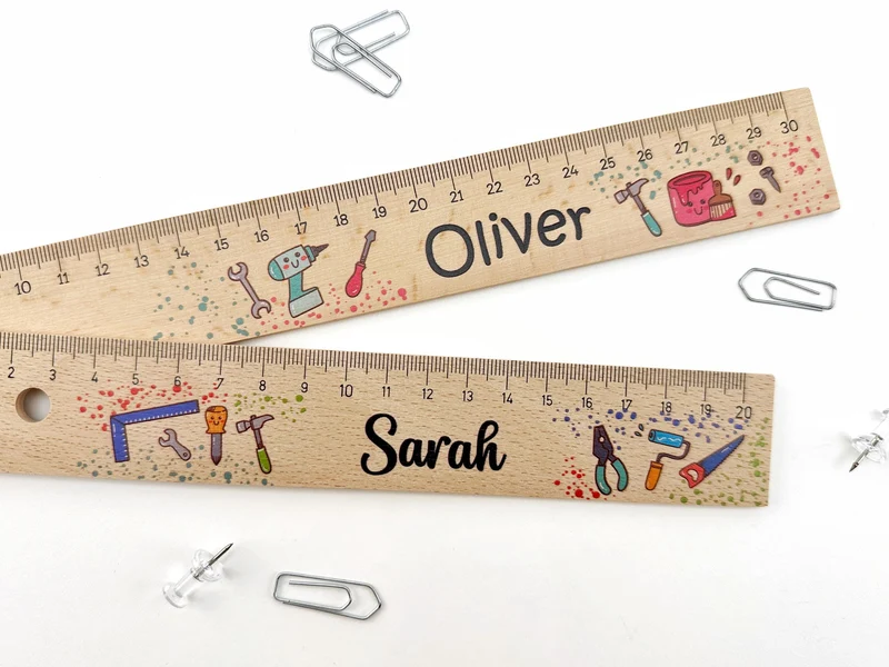 Holz Lineal Baustelle BUNT mit Name | Handwerker Motive & Name | Metallverstärkung 20cm/30cm | Schulkind Einschulung bedrucktes Holzlineal